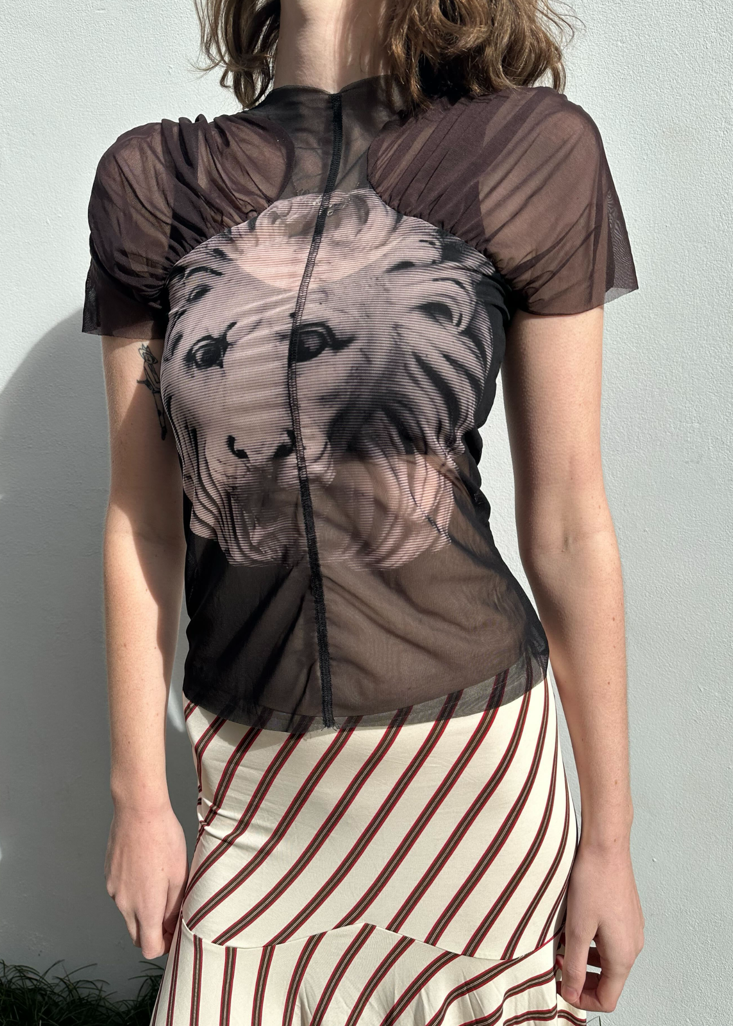 LALAMEEMEE Lion Statue Print Gathered Mesh Top