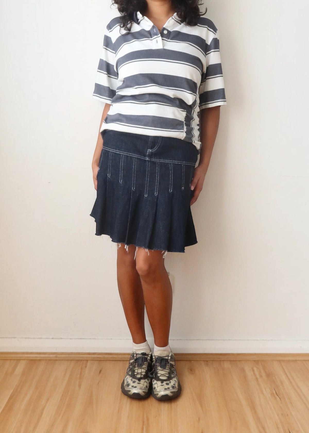 PEACHY DEN Dark Wash Contrast Stitch Pleated Mini Skirt